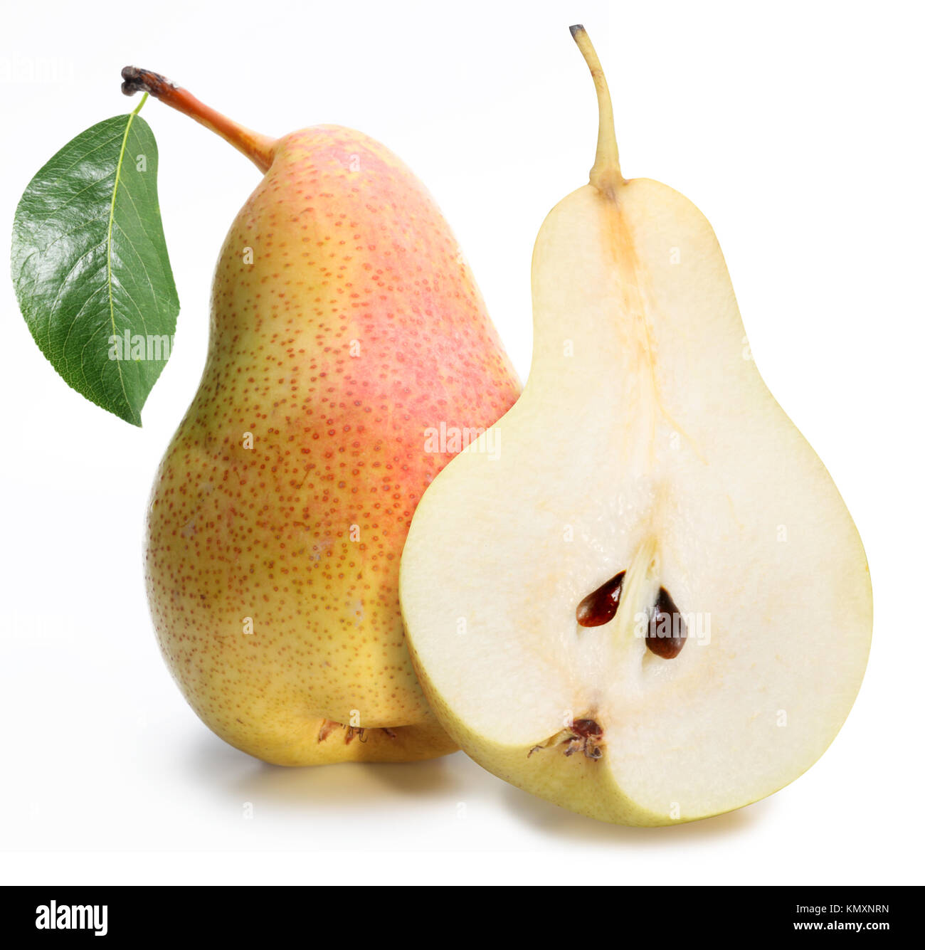 Una pera matura e semi di pera con foglia. Isolato su uno sfondo bianco. Foto Stock