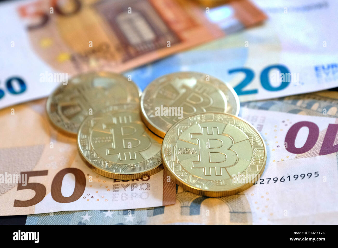 Moneta criptovaluta Bitcoin color oro sulle banconote in euro Foto Stock