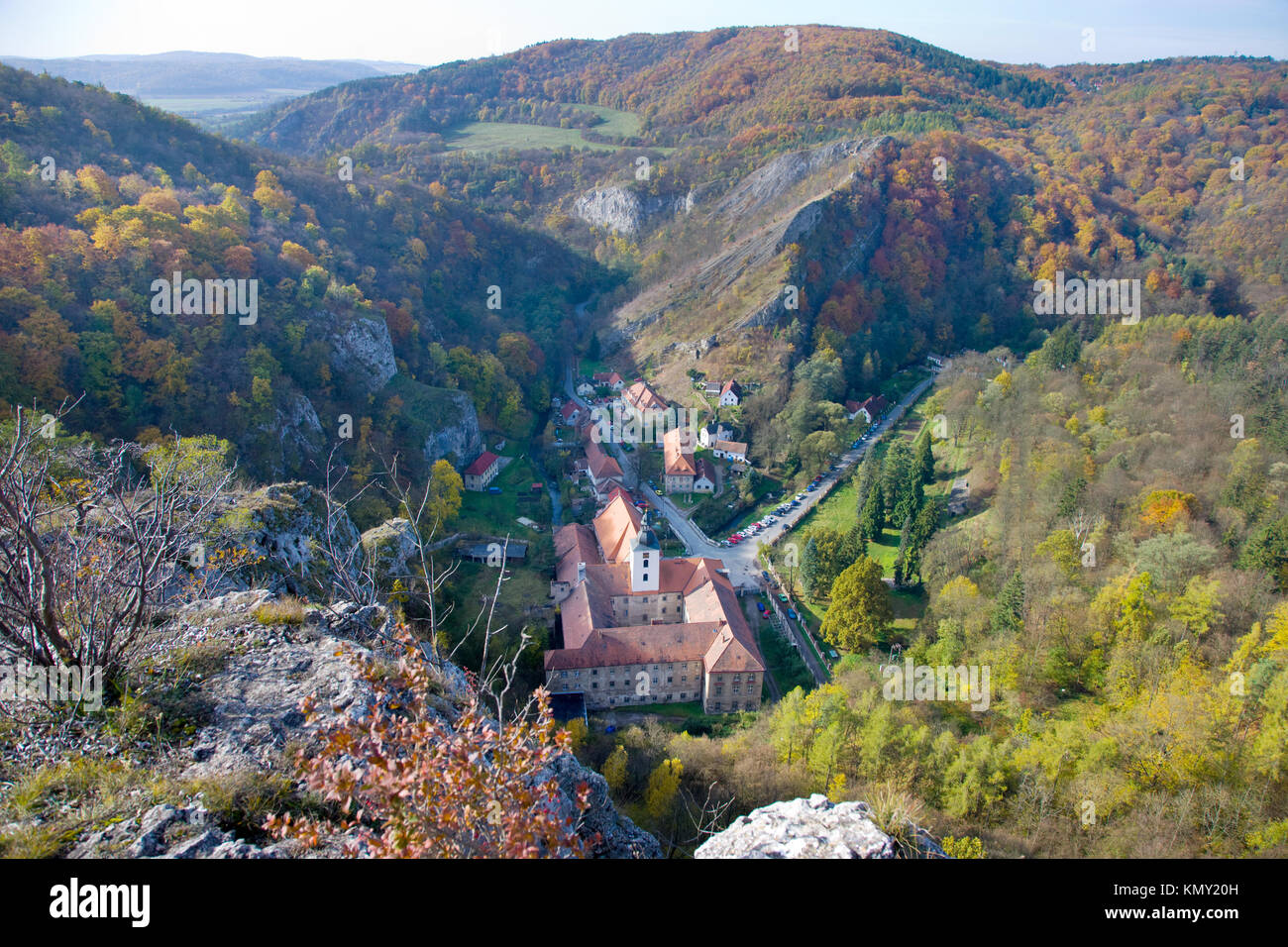 Barocca chiesa e convento di San Giovanni Battista, Svaty Jan pod Skalou, paesaggio protetto area carsica ceca, Central Bohemia Repubblica Ceca Foto Stock