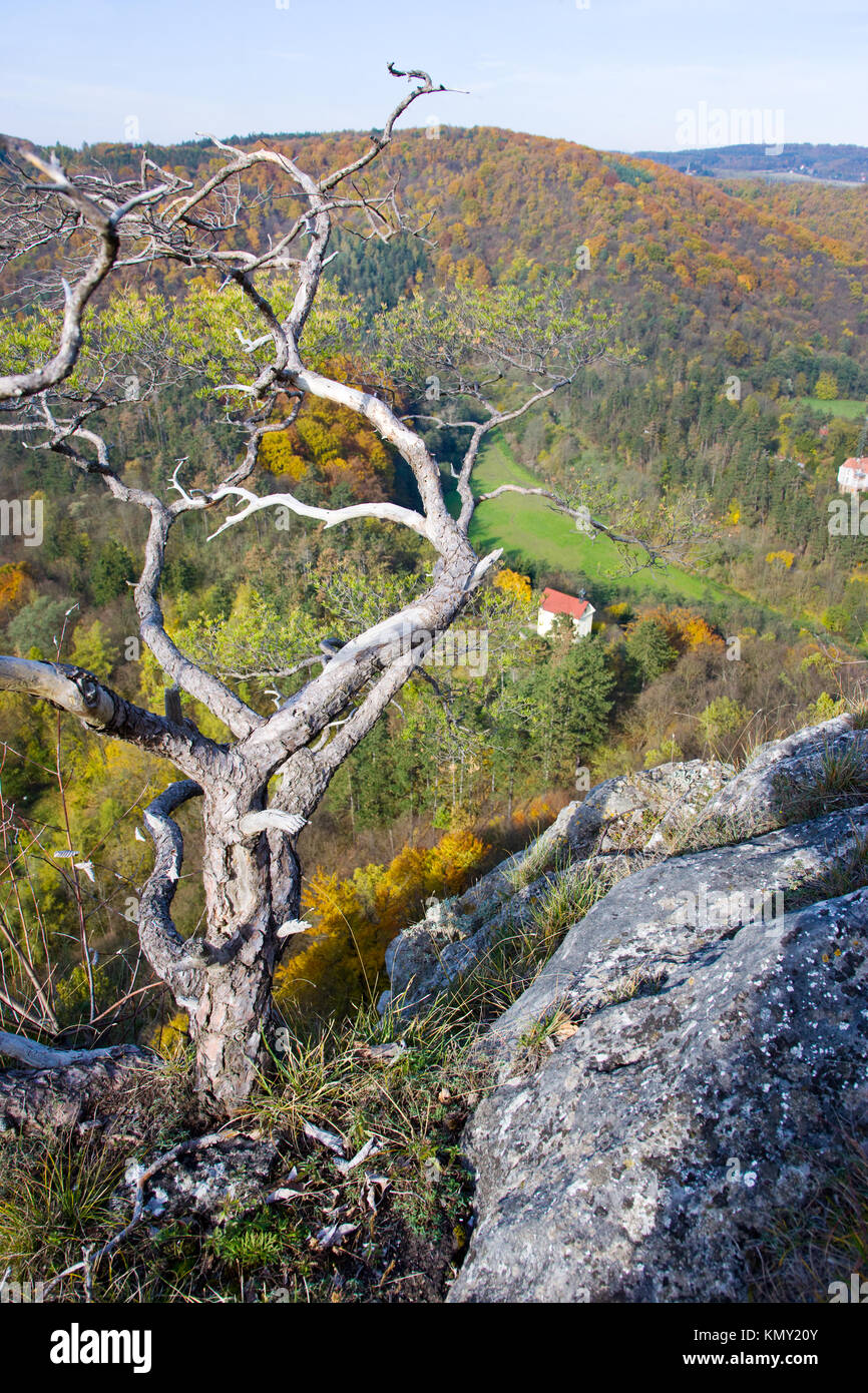 Barocca chiesa e convento di San Giovanni Battista, Svaty Jan pod Skalou, paesaggio protetto area carsica ceca, Central Bohemia Repubblica Ceca Foto Stock