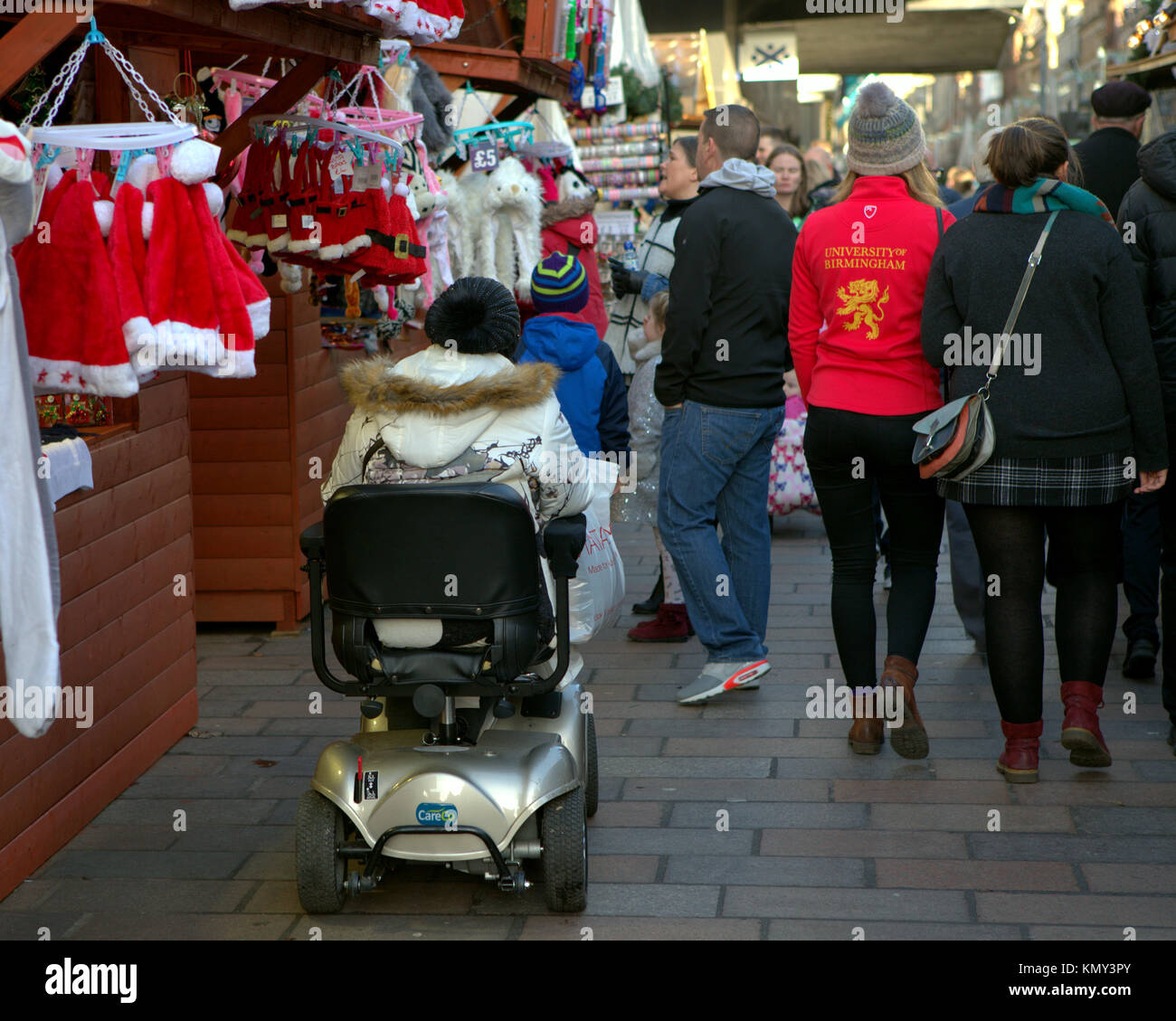 Auto non valido veicolo di disabilità che lottano in folla mercatino di natale bancarelle di Glasgow e persone Foto Stock