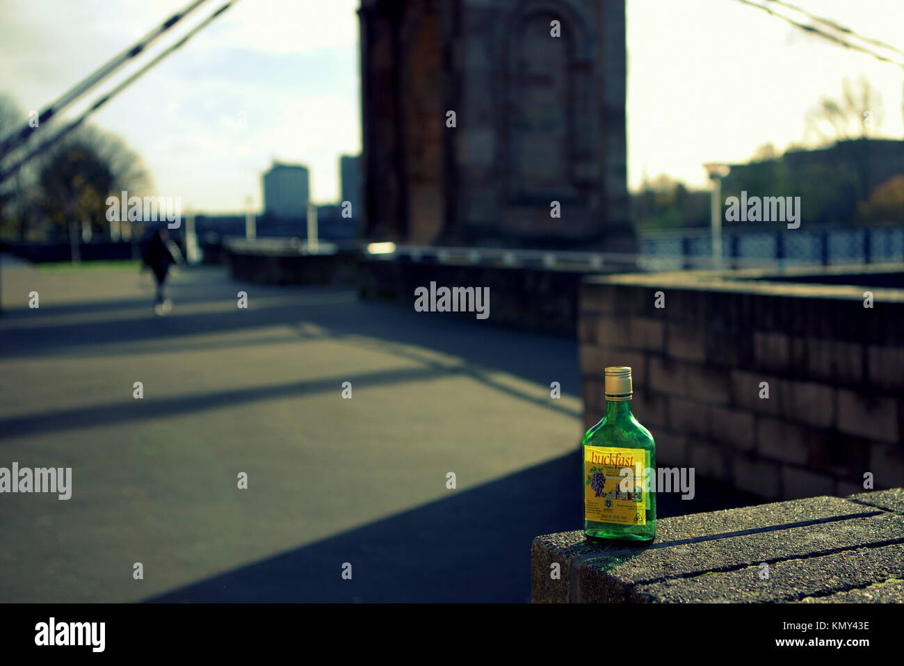 Buckfast tonic bottiglia per vino sud Portland Street sospensione ponte glasgow Scozia Scotland Foto Stock