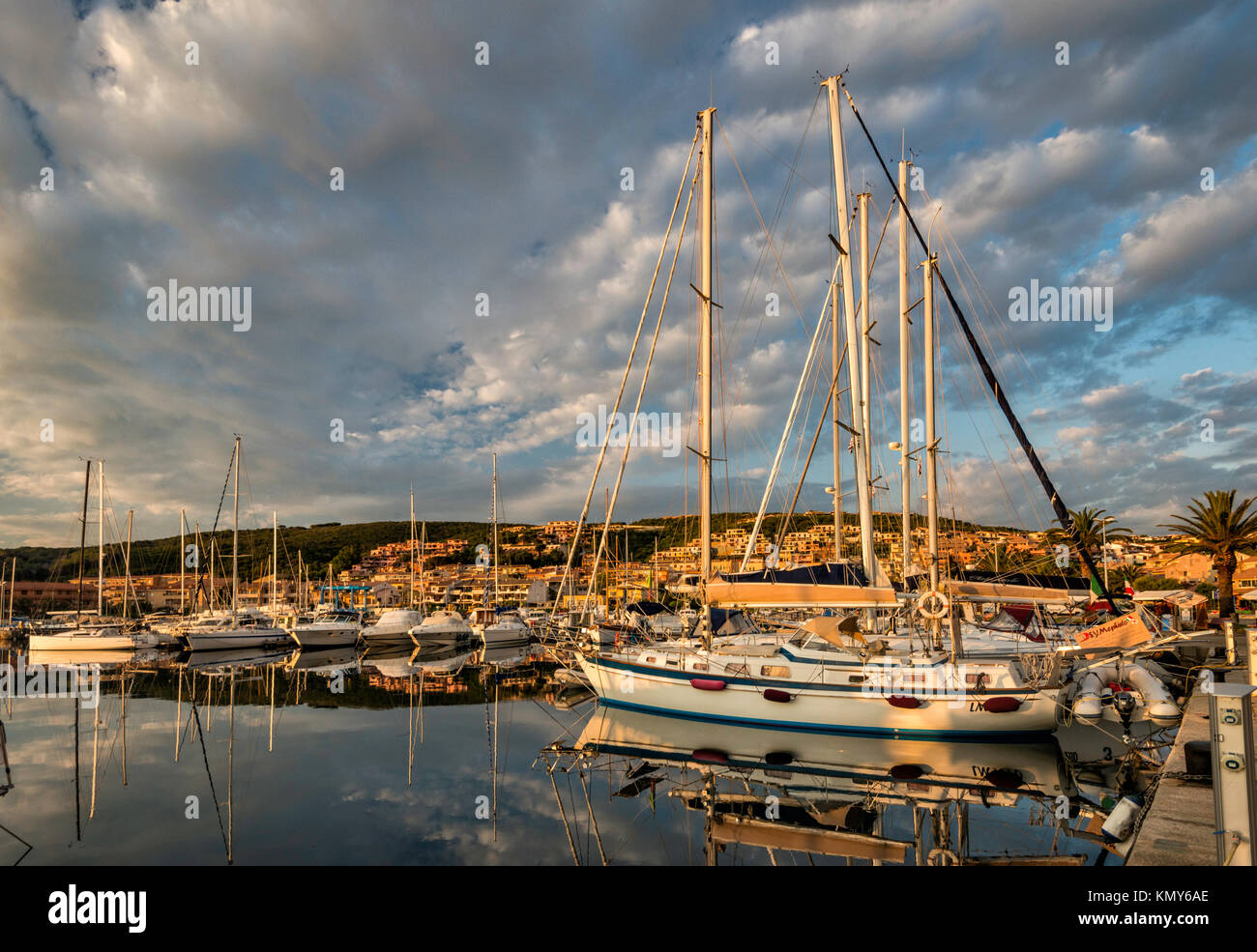 Barche e yacht di sunrise a marina in Palau, provincia di Sassari, Sardegna, Italia Foto Stock