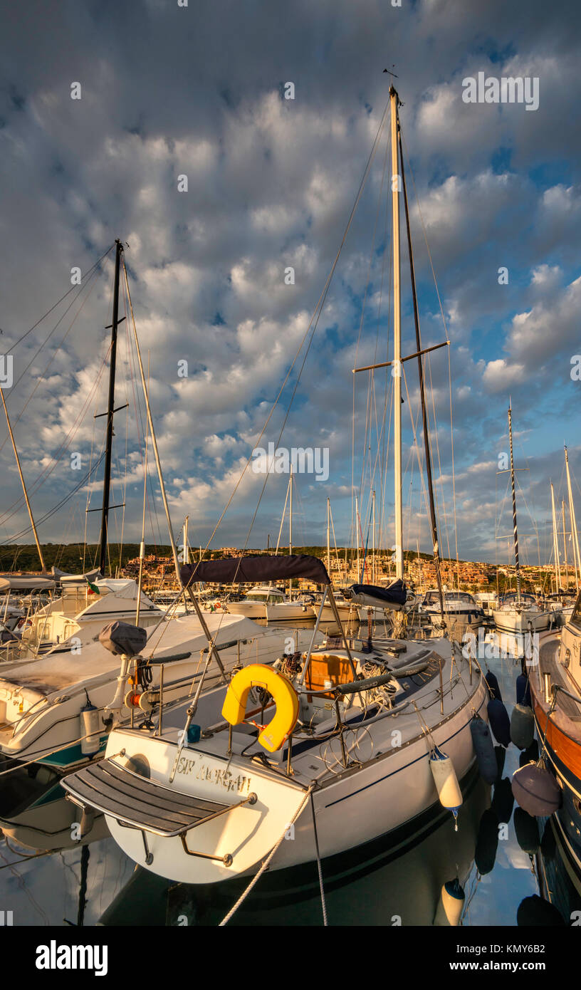 Barche e yacht di sunrise a marina in Palau, provincia di Sassari, Sardegna, Italia Foto Stock
