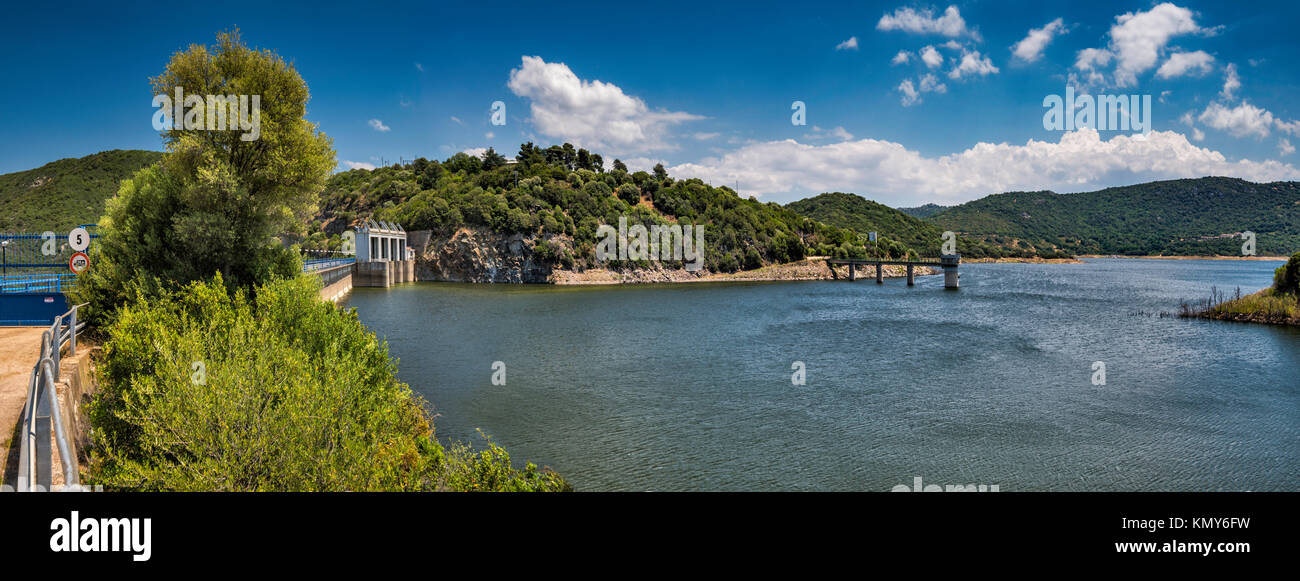 Lago di Liscia, lago artificiale in corrispondenza della diga, in provincia di Sassari, Sardegna, Italia Foto Stock