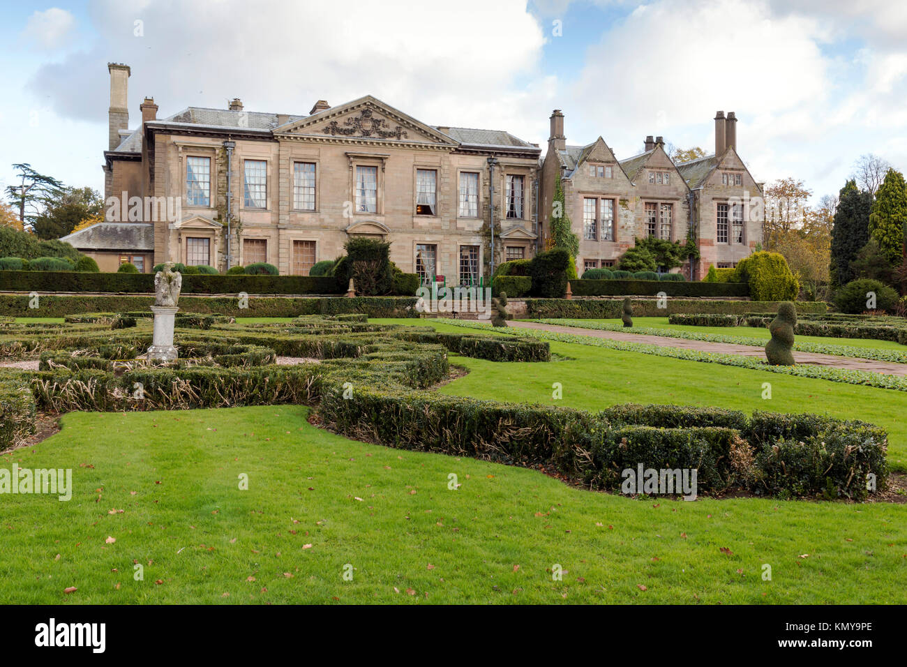 Coventry, Warwickshire, Regno Unito - 5 Novembre 2017: Coombe Abbey Hotel e Country Park nel Warwickshire in una giornata autunnale Foto Stock
