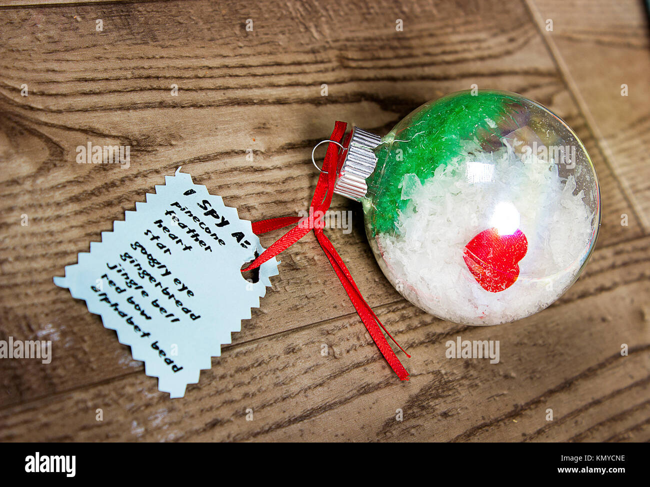 Realizzato a mano la renna e il chiaro mondo addobbi per l'albero di Natale fatto con bastoncini di ghiaccioli, bambini artigianato Foto Stock