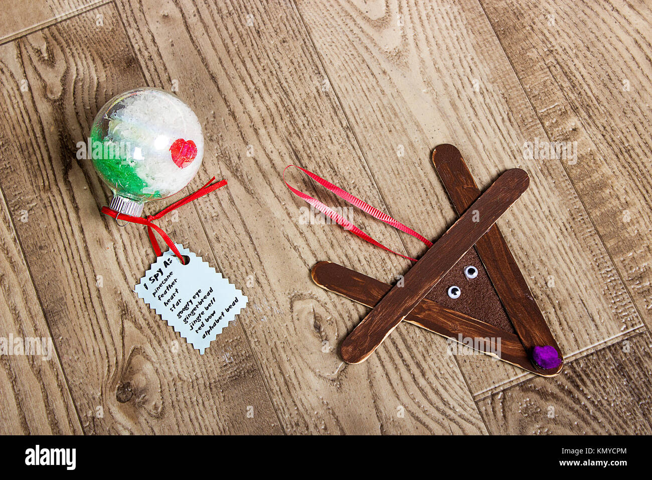 Fatto a mano Ornamenti natale da bastoncini di ghiaccioli, bambini artigianato, ghiaccioli bastoni,renne globe Foto Stock