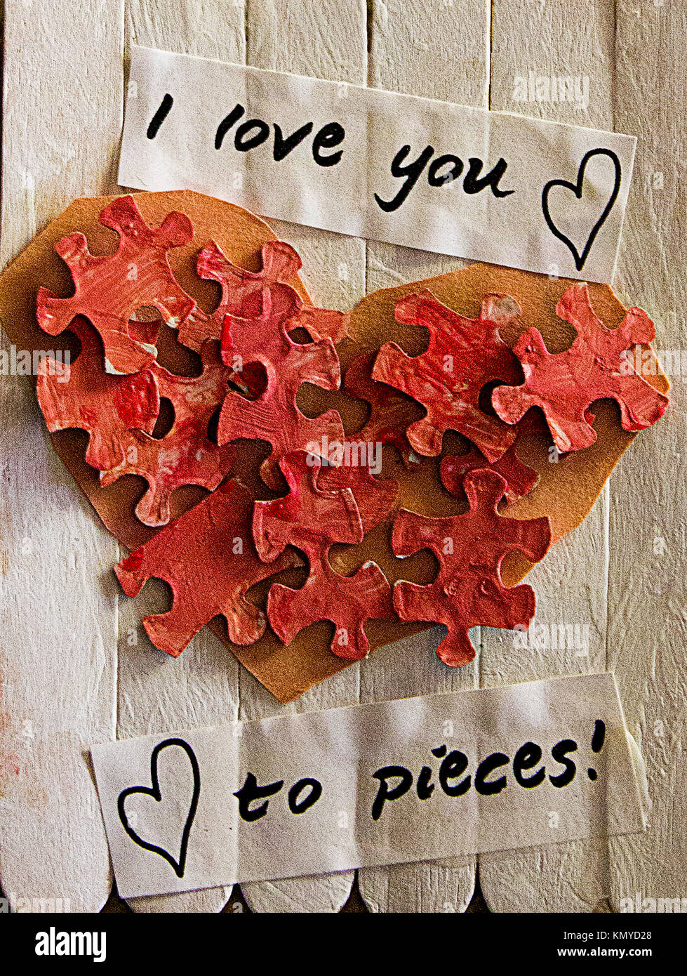 Close up di fatto a mano ghiaccioli stick firmare con i pezzi del puzzle a  forma di cuore che dice ti amo a pezzi Foto stock - Alamy