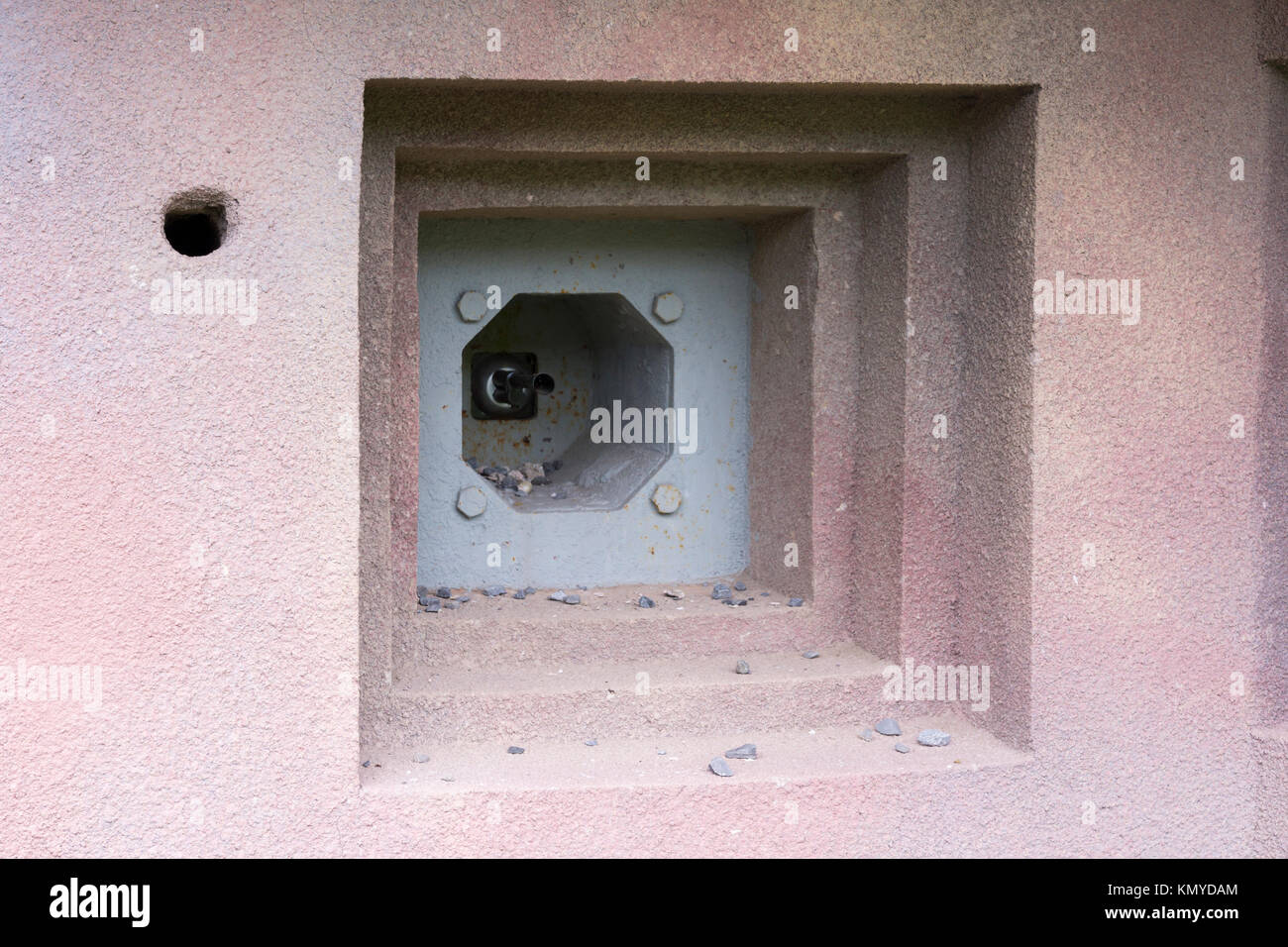 Una mitragliatrice squarcio in corrispondenza di un ingresso del personale per la linea Maginot sito di quattro à La Chaux de Lembach, Alsazia Foto Stock