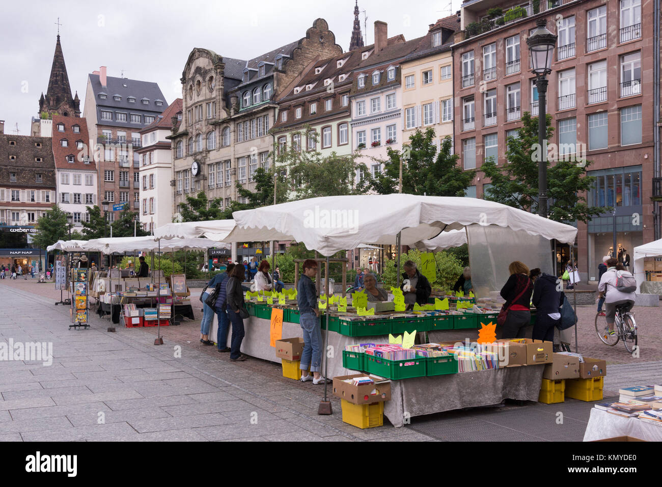 Il settimanale di seconda mano del mercato del libro (Marché aux livres) a Place Kléber, Strasburgo Foto Stock