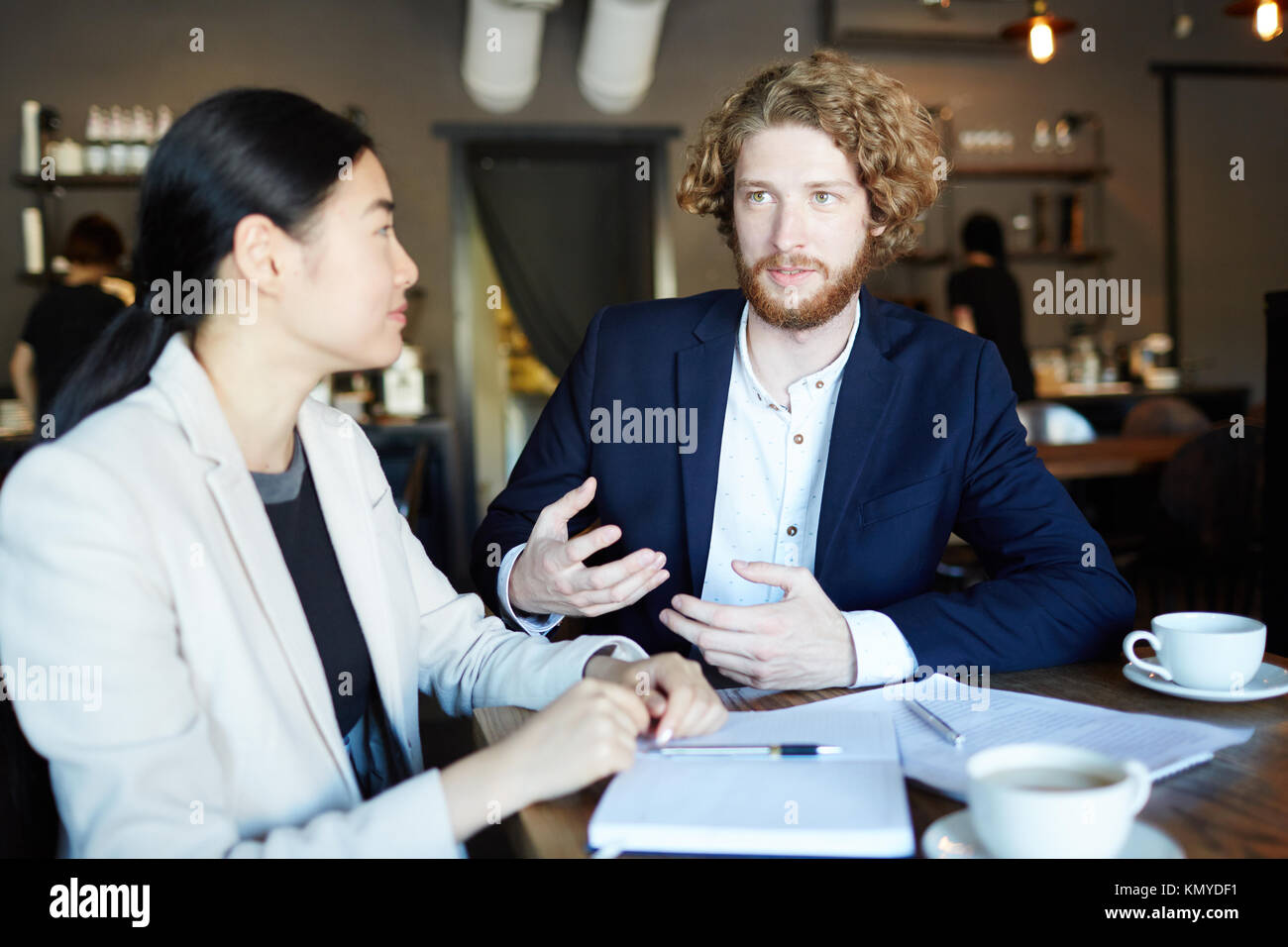 Parlare di business in cafe Foto Stock
