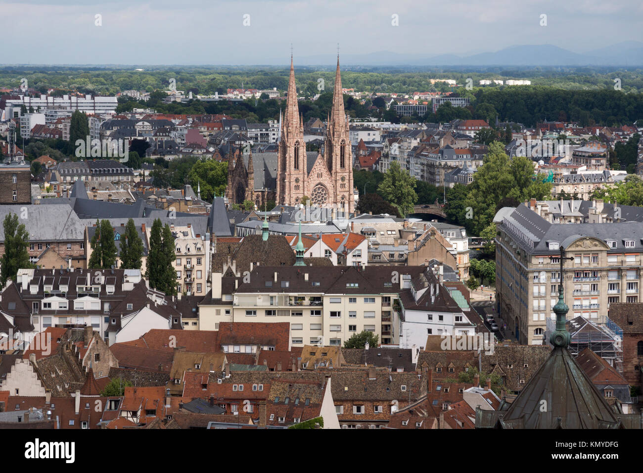 Una veduta aerea attraverso Strasburgo guardando verso l'Église réformée Saint-Paul (chiesa riformata di San Paolo), come si vede dalla cattedrale di Strasburgo Foto Stock