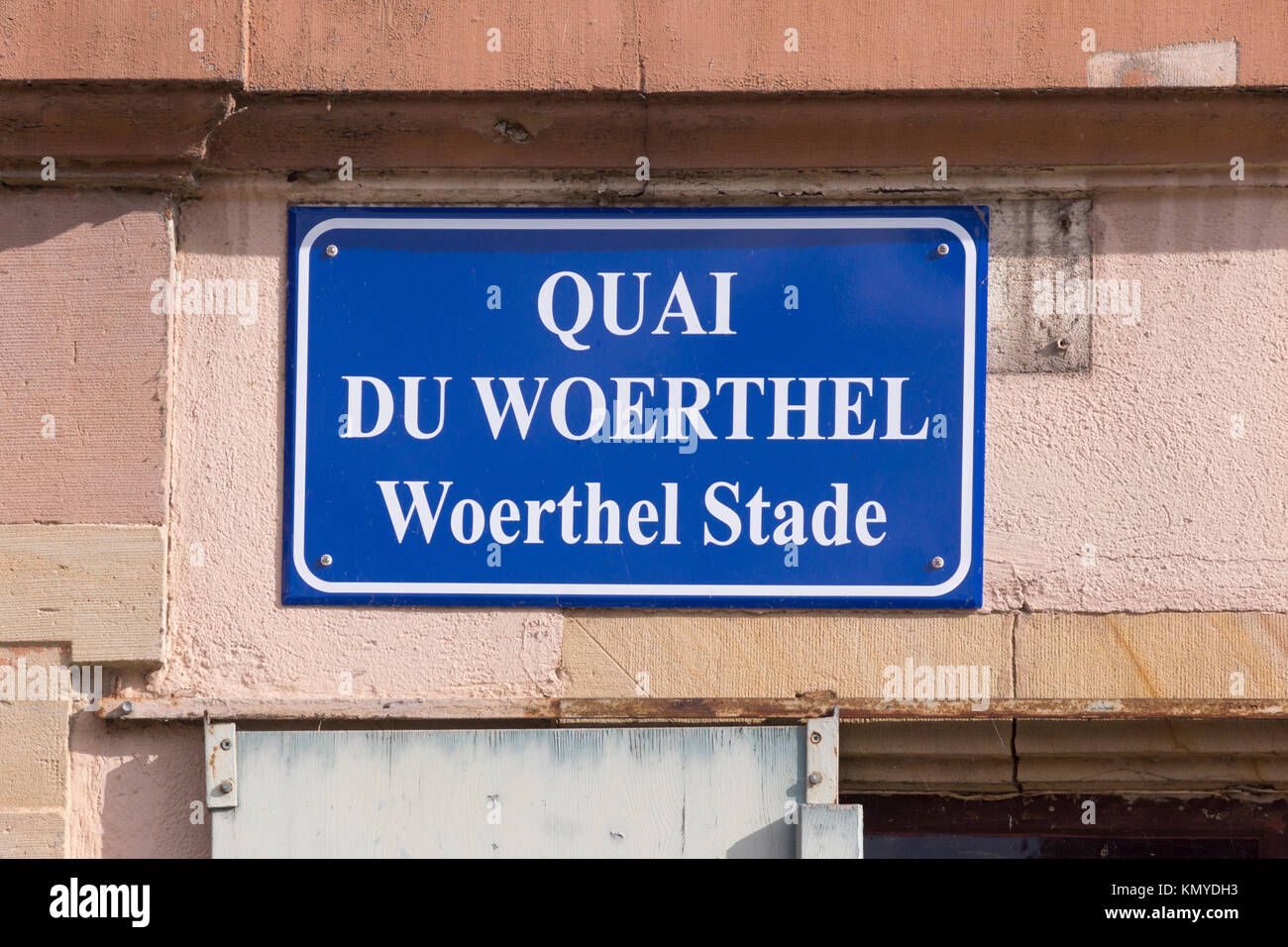 Un bilingue francese e lingua alsaziano strada segno a Strasburgo, in Alsace Foto Stock