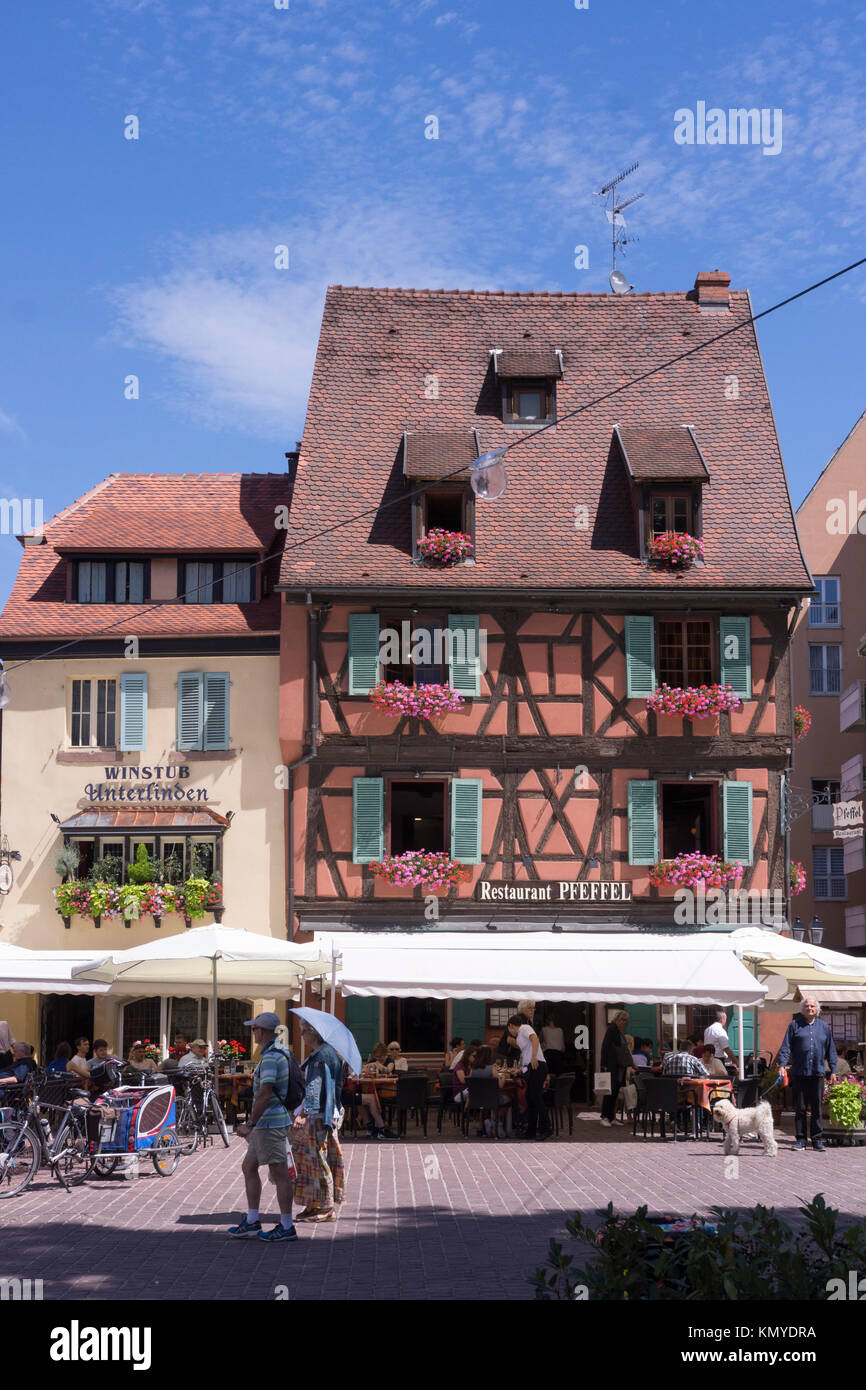 Il ristorante Pfeffel e Winstub Unterlinden, frequentati dai turisti in una giornata estiva nel centro di Colmar, Alsazia, Francia Foto Stock