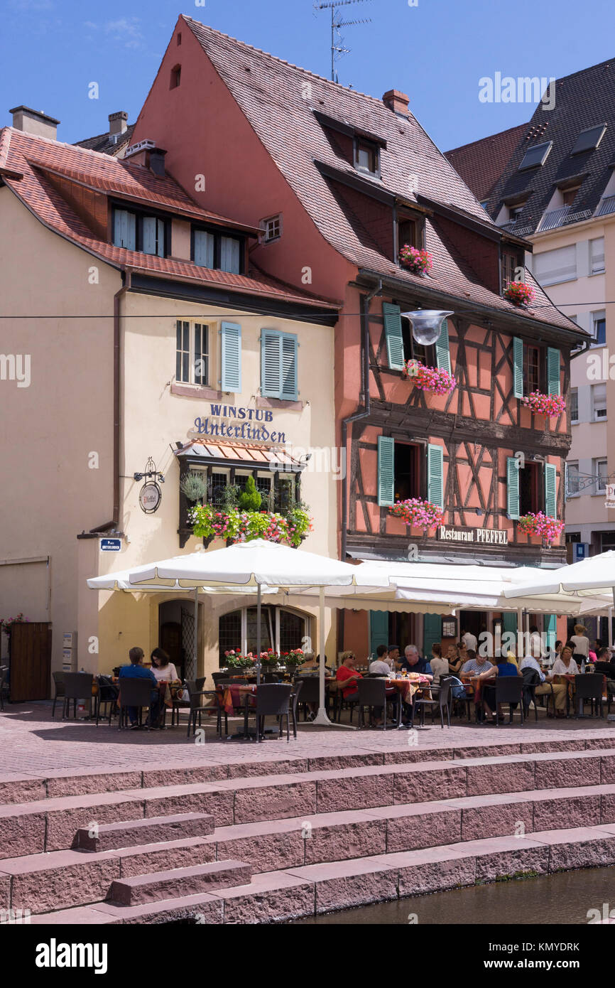 Il ristorante Pfeffel e Winstub Unterlinden, popolare con i turisti in un giorno d'estate di Colmar, Alsazia Foto Stock