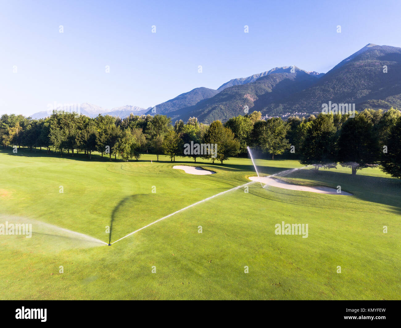 Irrigazione in un prato da golf Foto Stock