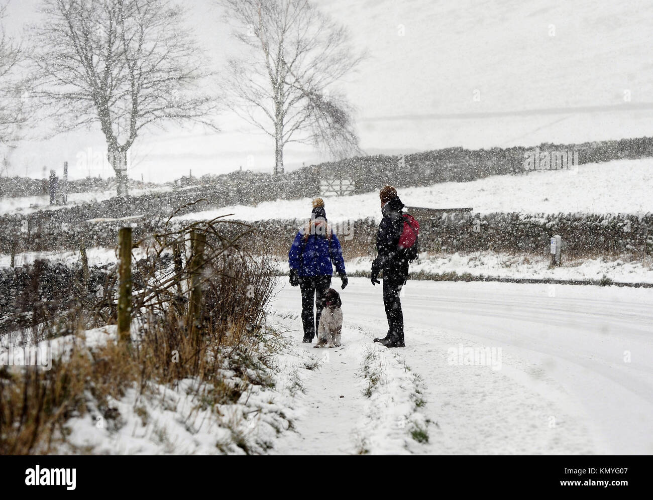 La caduta della neve nei pressi di Castleton in Peak District, come diffusa delle interruzioni è atteso come la neve continua a cadere in ampie parti del Regno Unito, con forecasters attenzione alcune comunità potrebbero essere tagliati fuori come temperature cadono. Foto Stock