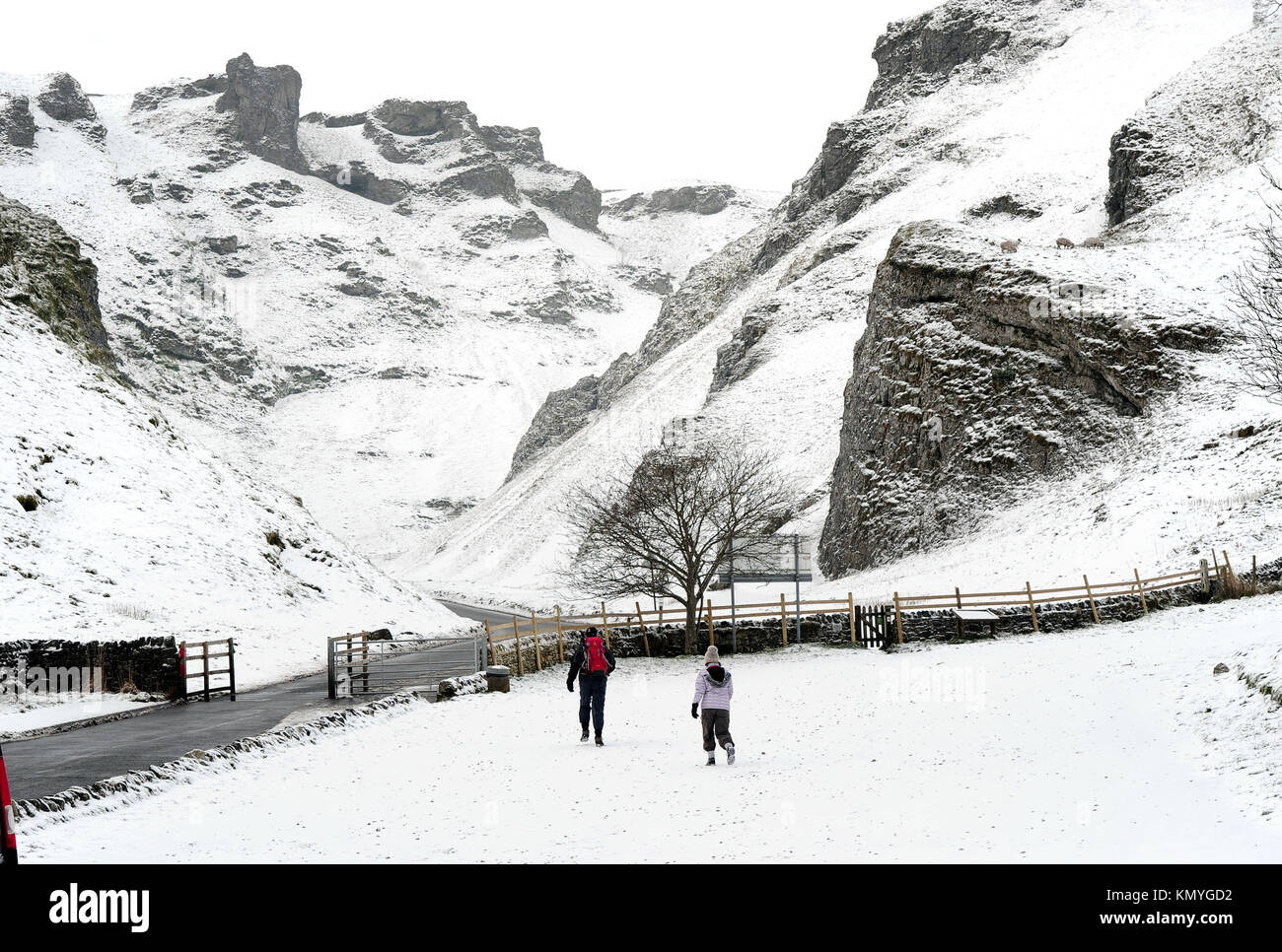 Walkers a Winnats Pass nel Peak District, come diffusa delle interruzioni è atteso come la neve continua a cadere in ampie parti del Regno Unito, con forecasters attenzione alcune comunità potrebbero essere tagliati fuori come temperature cadono. Foto Stock