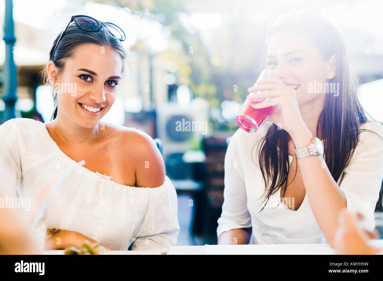 Due giovani ragazze a parlare durante la pausa pranzo Foto Stock