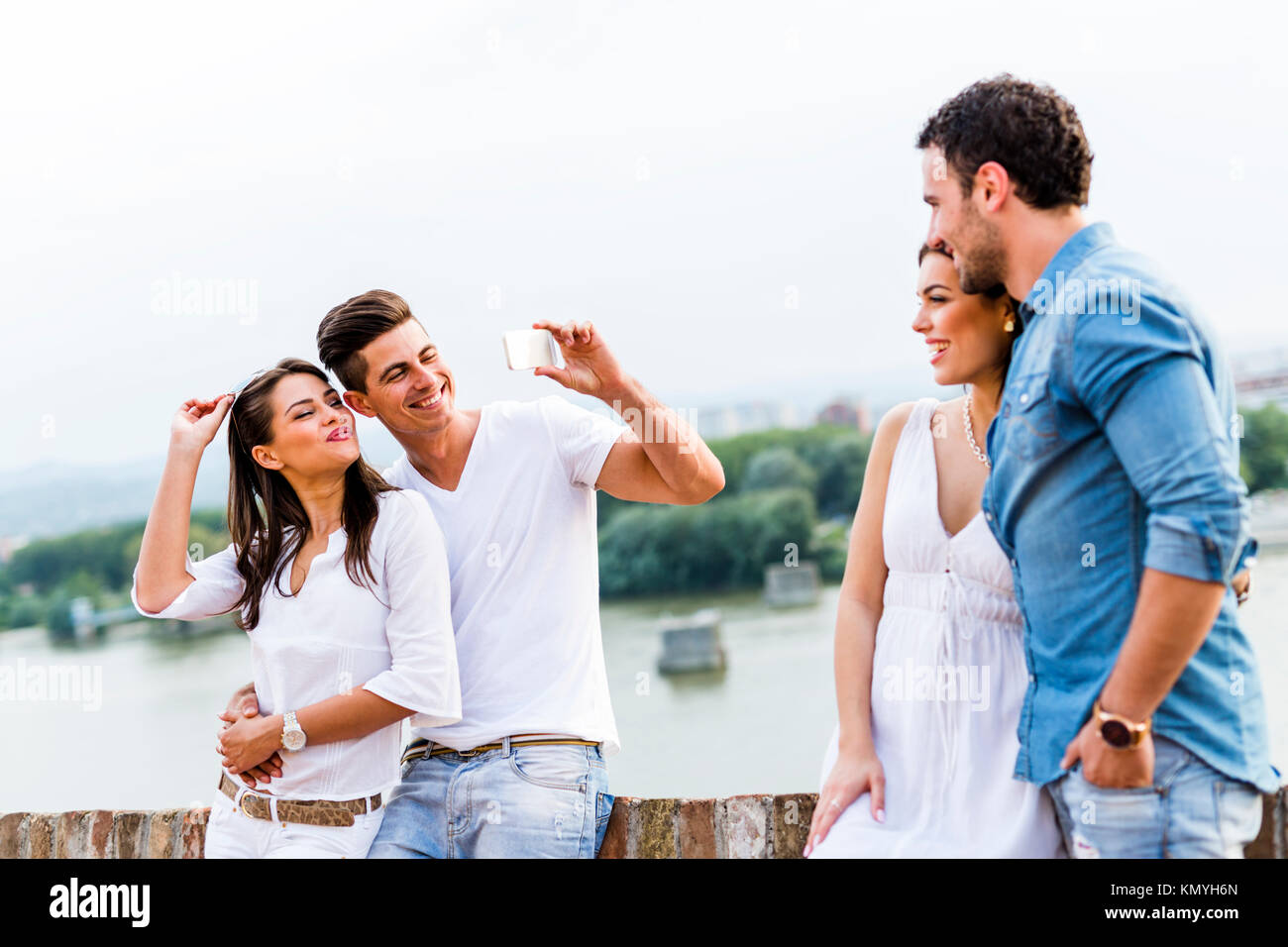 Un gruppo di giovani di essere fotografato Foto Stock