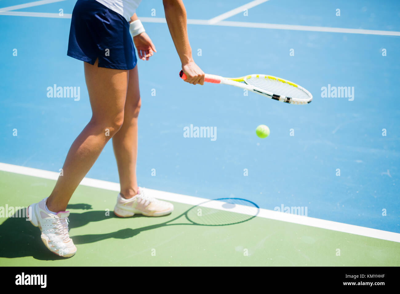 Bellissima femmina giocatore di tennis che serve Foto Stock