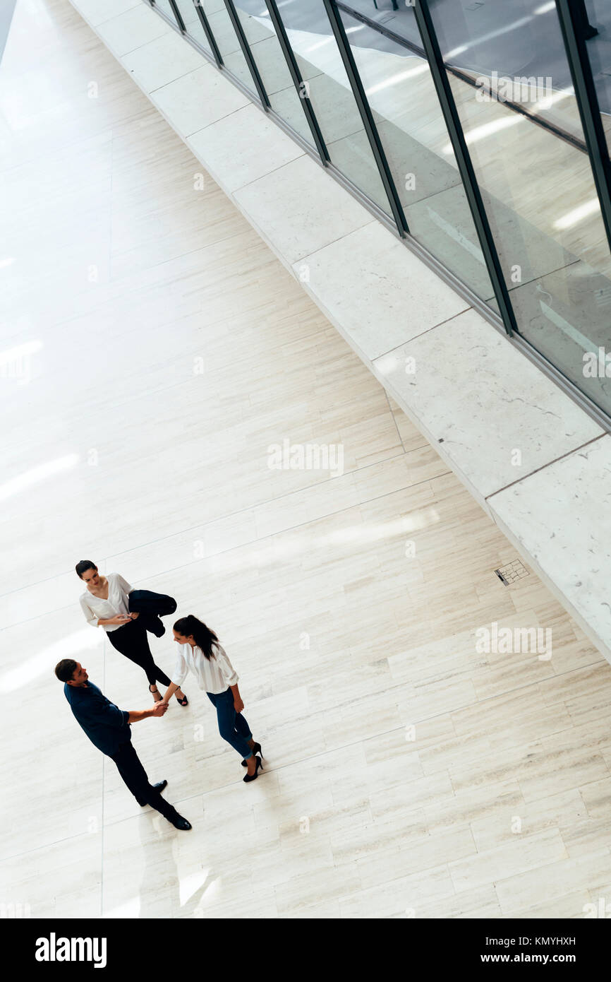 Saluto di un collega Foto Stock