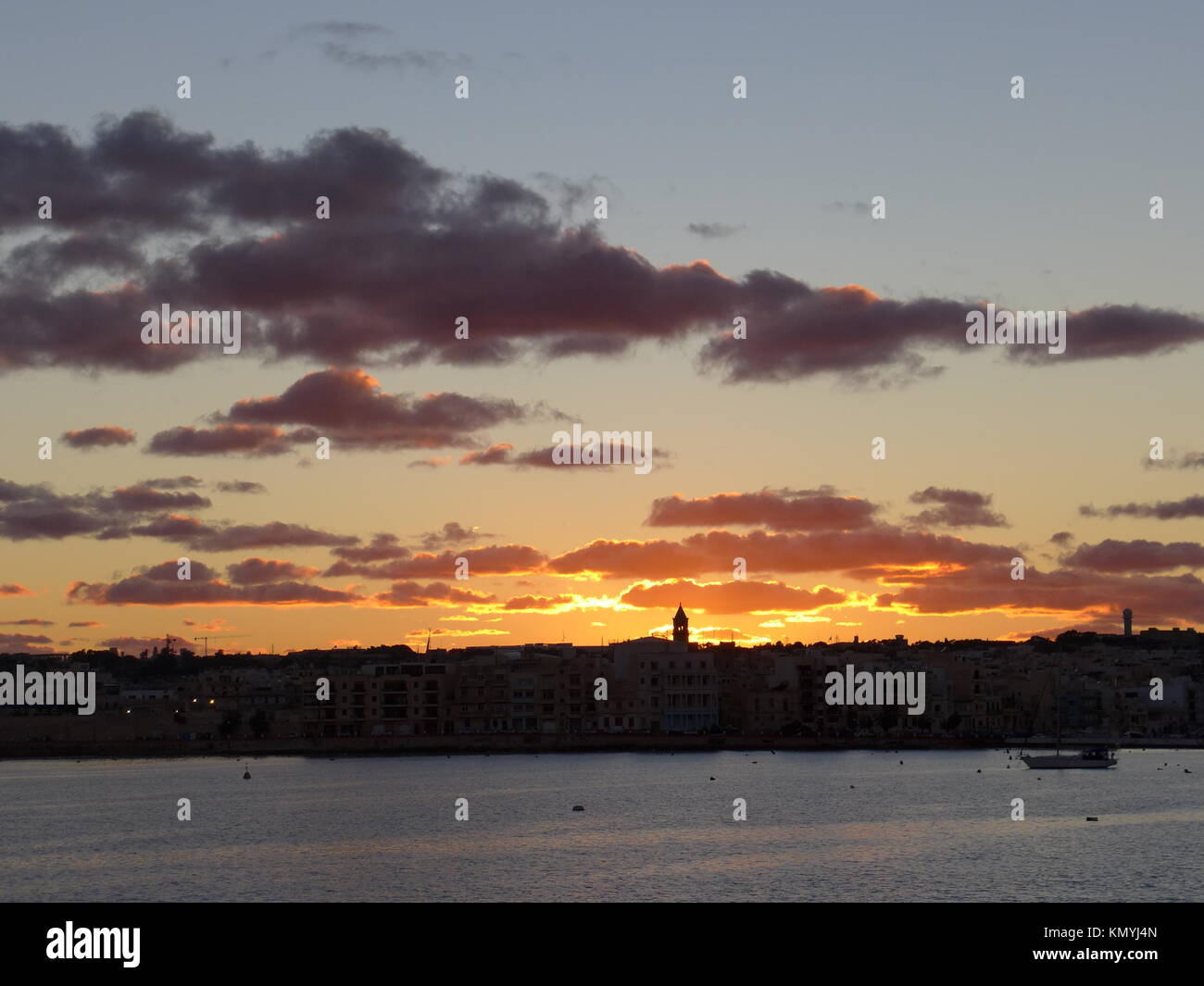 Le nuvole d'inverno al tramonto sul mare, Birzebbugia, Malta Foto Stock