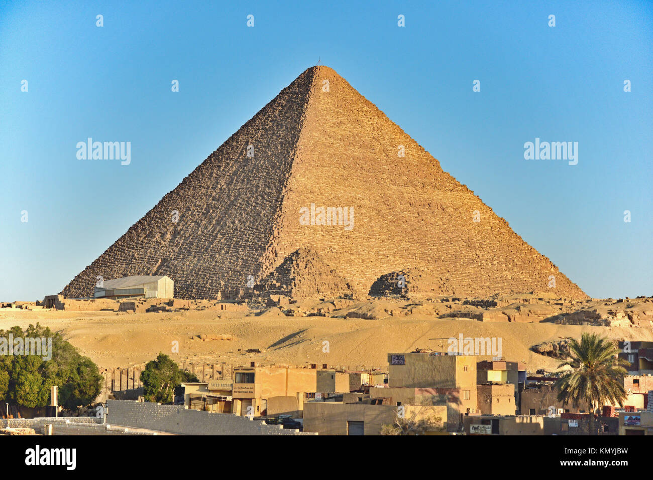 Piramide di Khufu (Cheope) con la nuova barca solare Museum in corrispondenza della sua base. Foto scattata nel 2017. Foto Stock