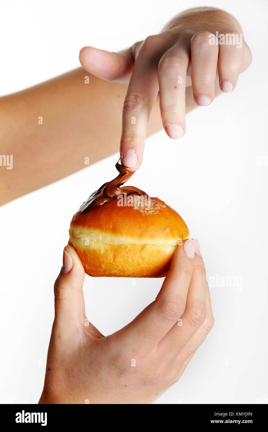 Azienda ciambella dolce ( Sufganiyah) una tradizionale ciambella ebraica mangiato durante Hanukkah, con un sacco di piacere e calorie Foto Stock