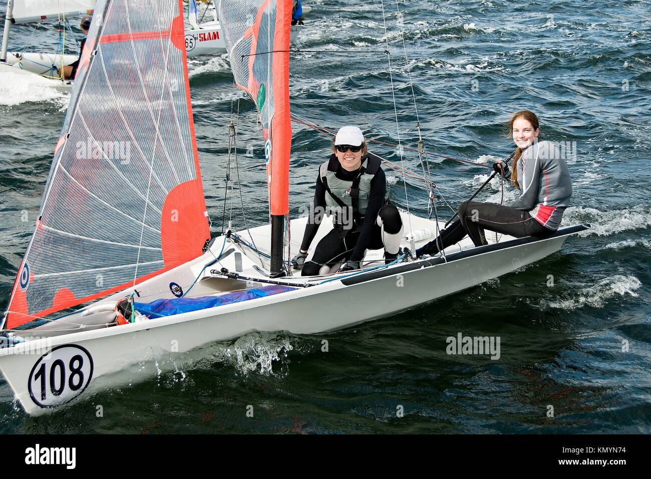 I bambini a competere in Australian combinati di alta scuola campionati di vela 2013. Lago Macquarie. Australia. I giovani partecipanti hanno gareggiato in derive Foto Stock