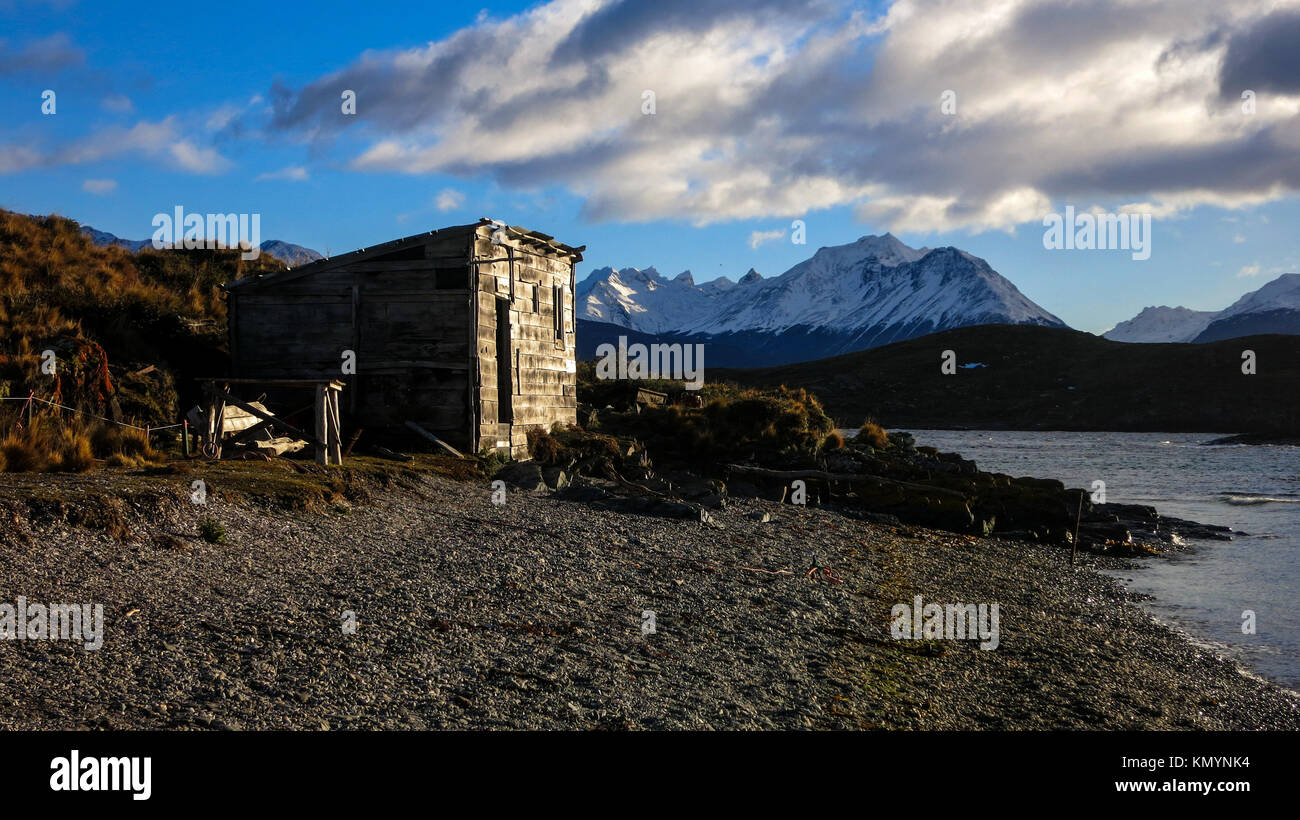 Una piccola capanna su un isola nel Canale del Beagle, sulla punta meridionale di Argentina Foto Stock