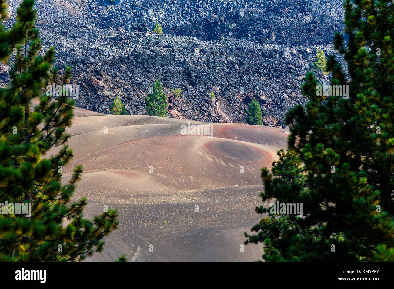 Colorate letti di lava e coni di scorie a sinistra dal vulcano rendere fosco paesaggio in Lassen nazionale parco vulcanico Foto Stock