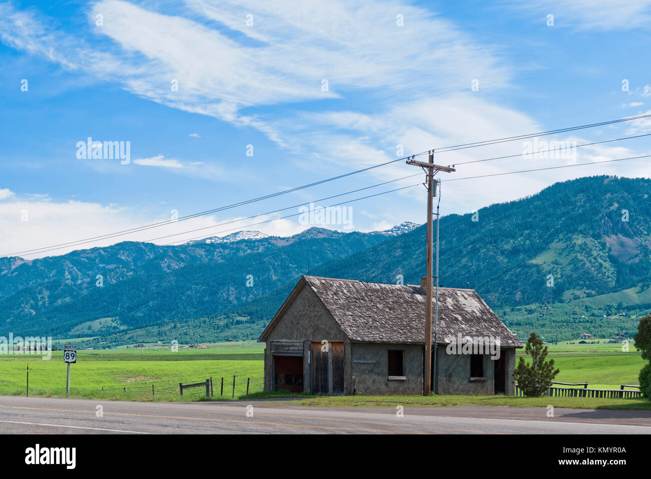 Garage abbandonati lungo la strada. Il Wyoming. Foto Stock