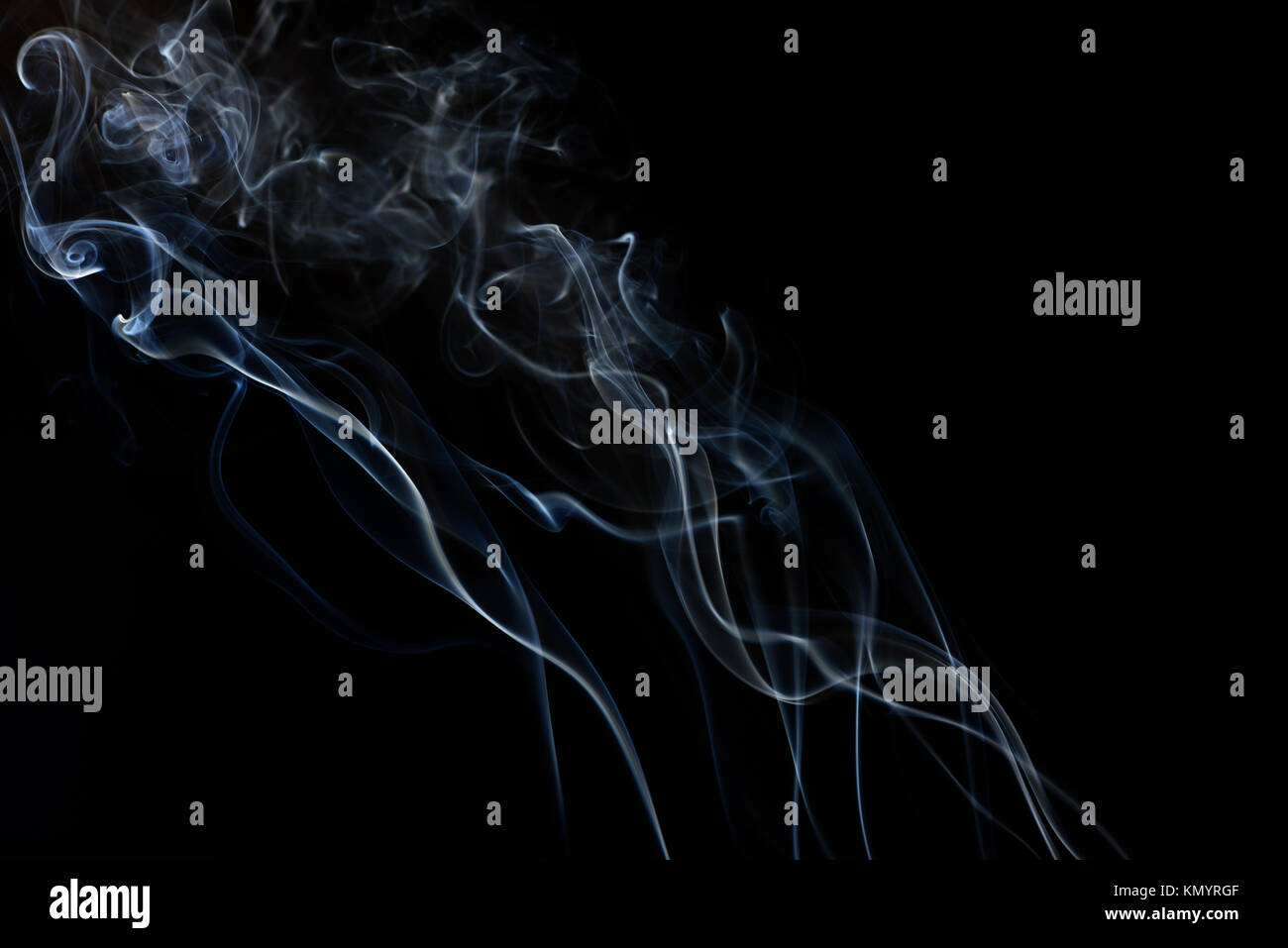 Incenso su uno sfondo nero. Il fumo di modelli di movimento della grafica di sfondo. Foto Stock