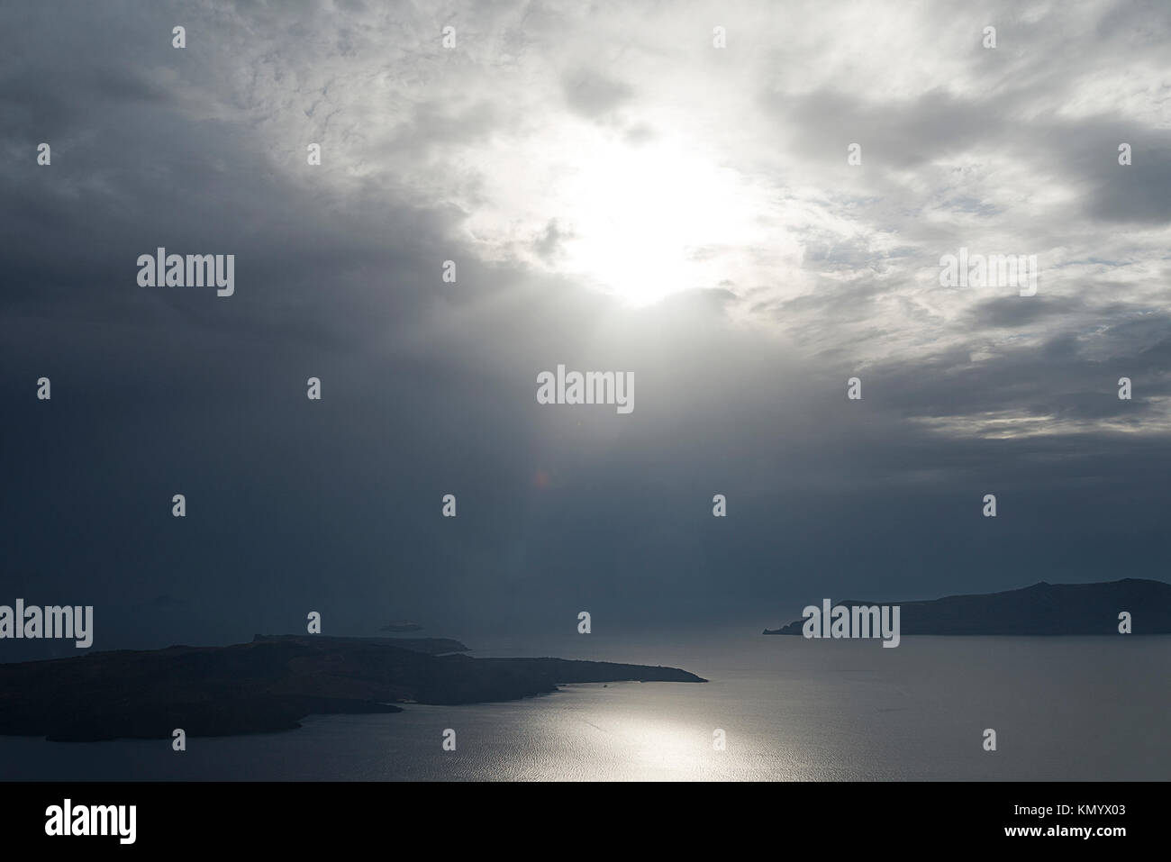 Foto da uno dei migliori isole del mondo, l'isola vulcanica di Santorini, Cicladi Grecia, le nuvole. Foto Stock