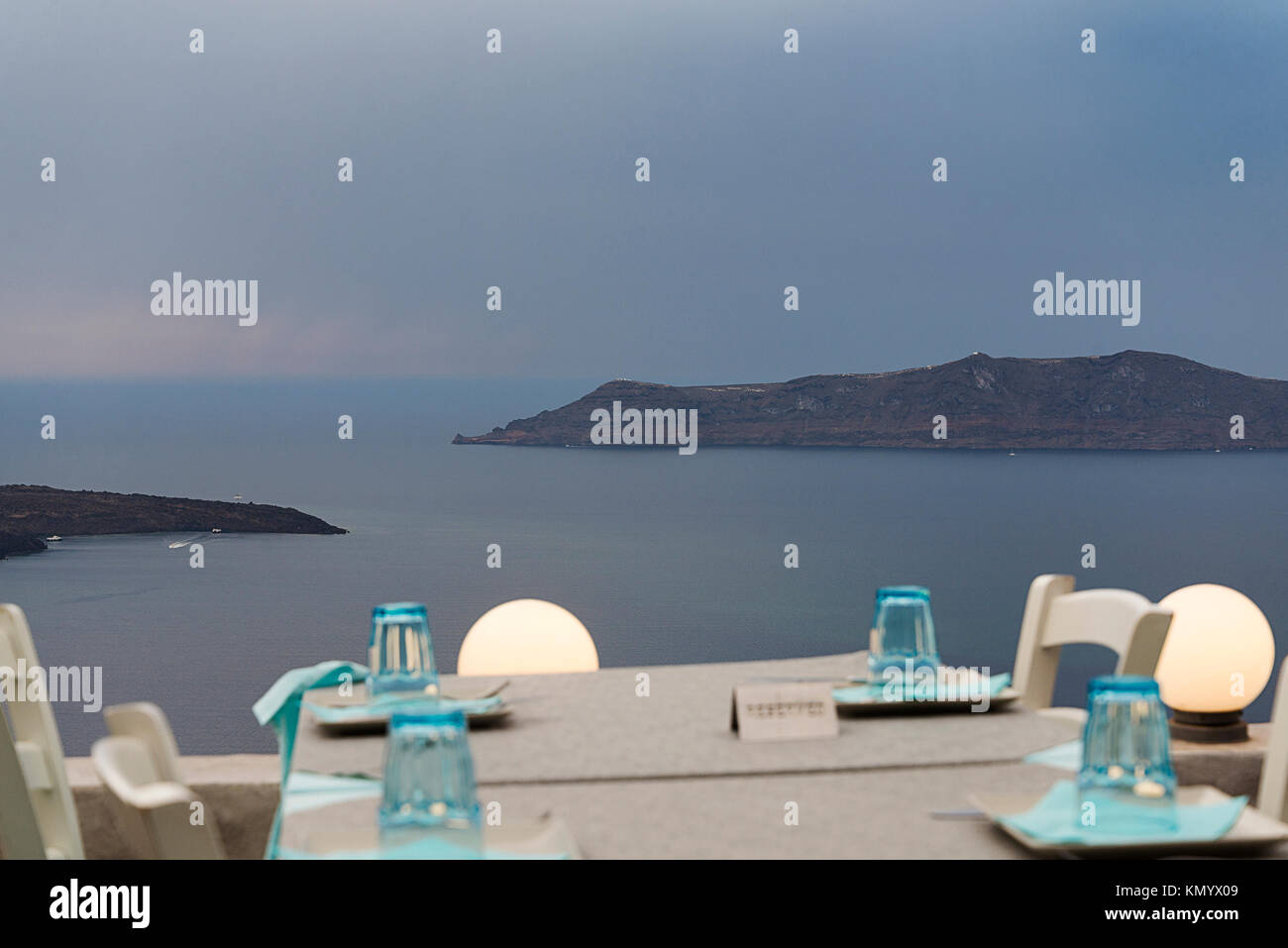 Foto da uno dei migliori isole del mondo, l'isola vulcanica di Santorini, Cicladi Grecia, le nuvole. Foto Stock