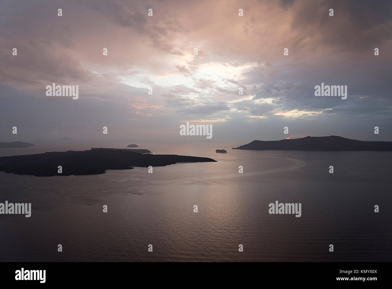 Foto da uno dei migliori isole del mondo, l'isola vulcanica di Santorini, Cicladi Grecia, le nuvole. Foto Stock