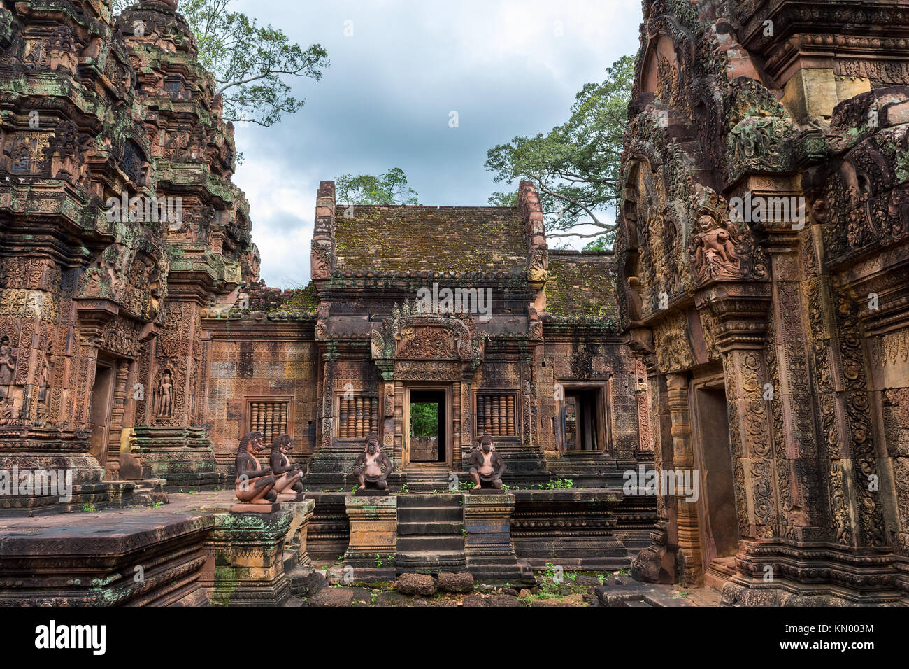 Una vista di Banteay Srei temple, famosa per le sue sculture a parete, situato nei pressi di Siem Reap, Cambogia. Foto Stock