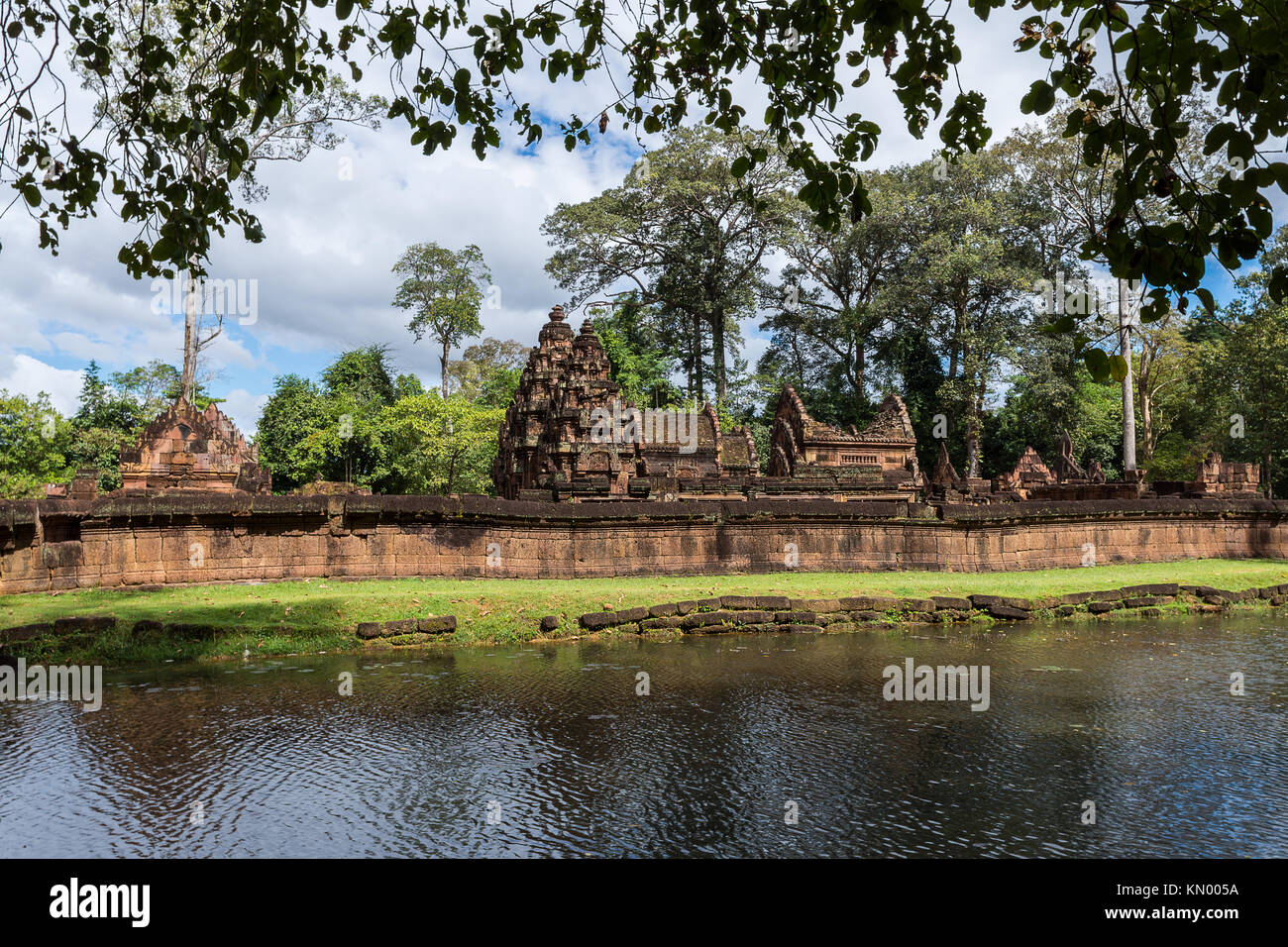 Una vista laterale di Banteay Srei temple e il fossato intorno al complesso, vicino a Siem Reap, Cambogia. Foto Stock