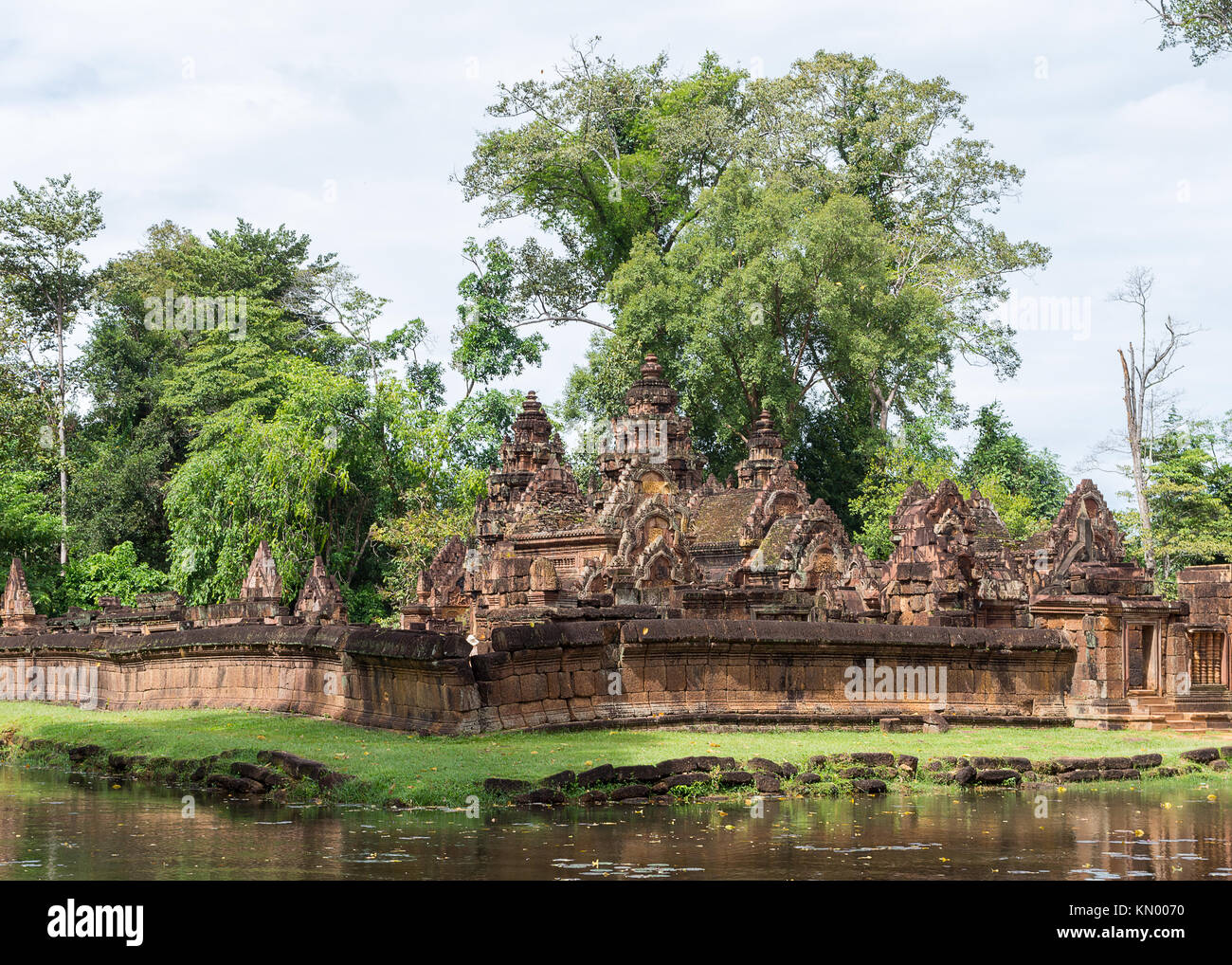 Una vista di Banteay Srei temple e il fossato intorno al complesso, vicino a Siem Reap, Cambogia. Foto Stock
