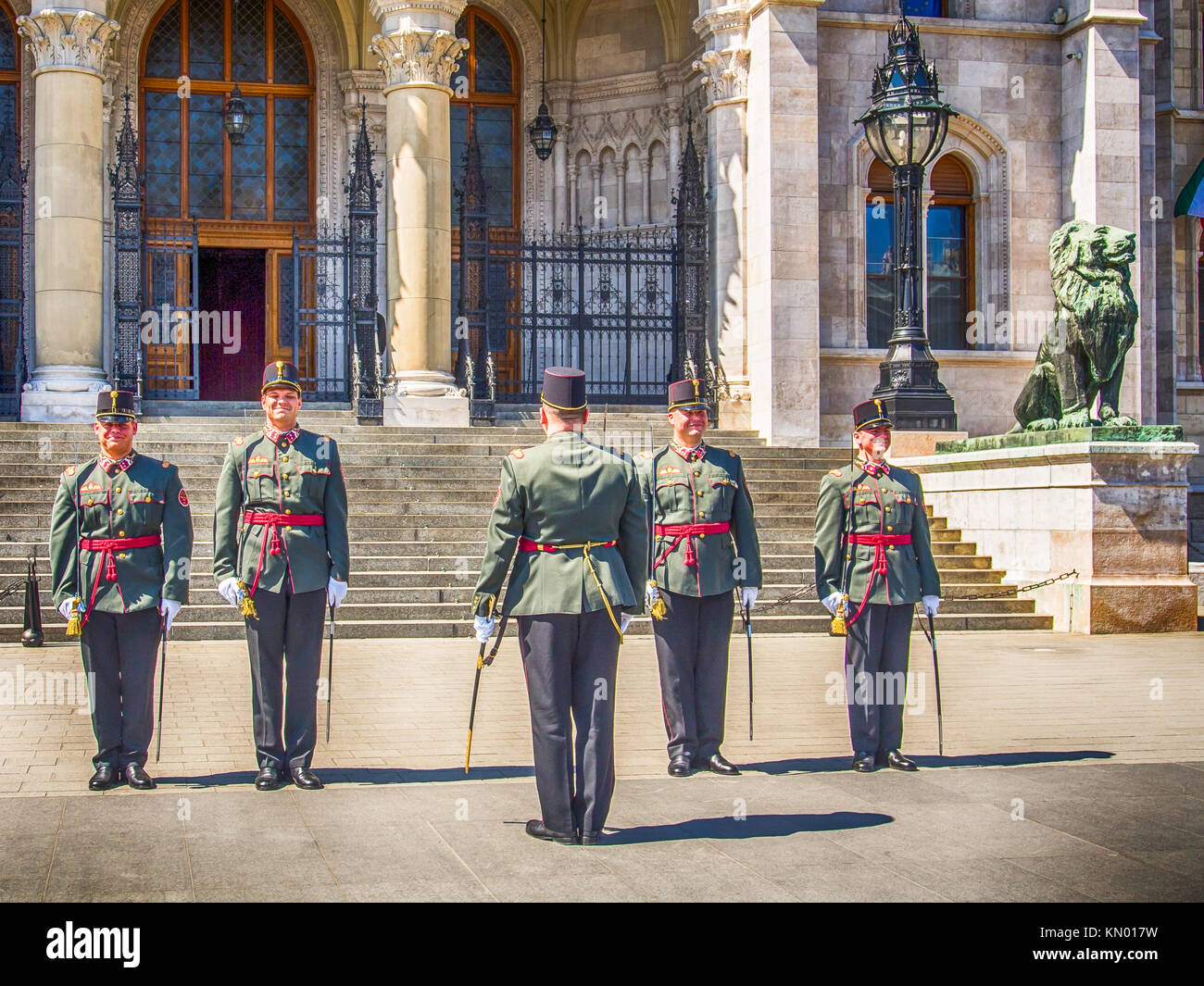 Budapest, Ungheria - 16 Aprile 2015: Modificare le guardie militari al di fuori del palazzo del parlamento Foto Stock