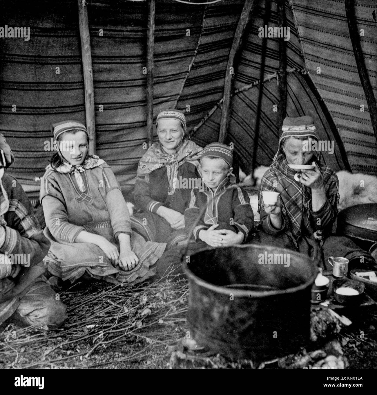 Sami le donne nel loro rifugio a bere caffè, Finlandia Foto Stock