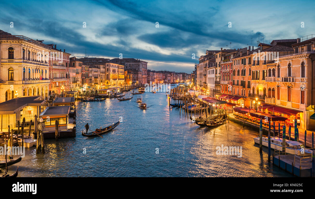 Canal Grande di notte con una gondola, Venezia, Italia Foto Stock