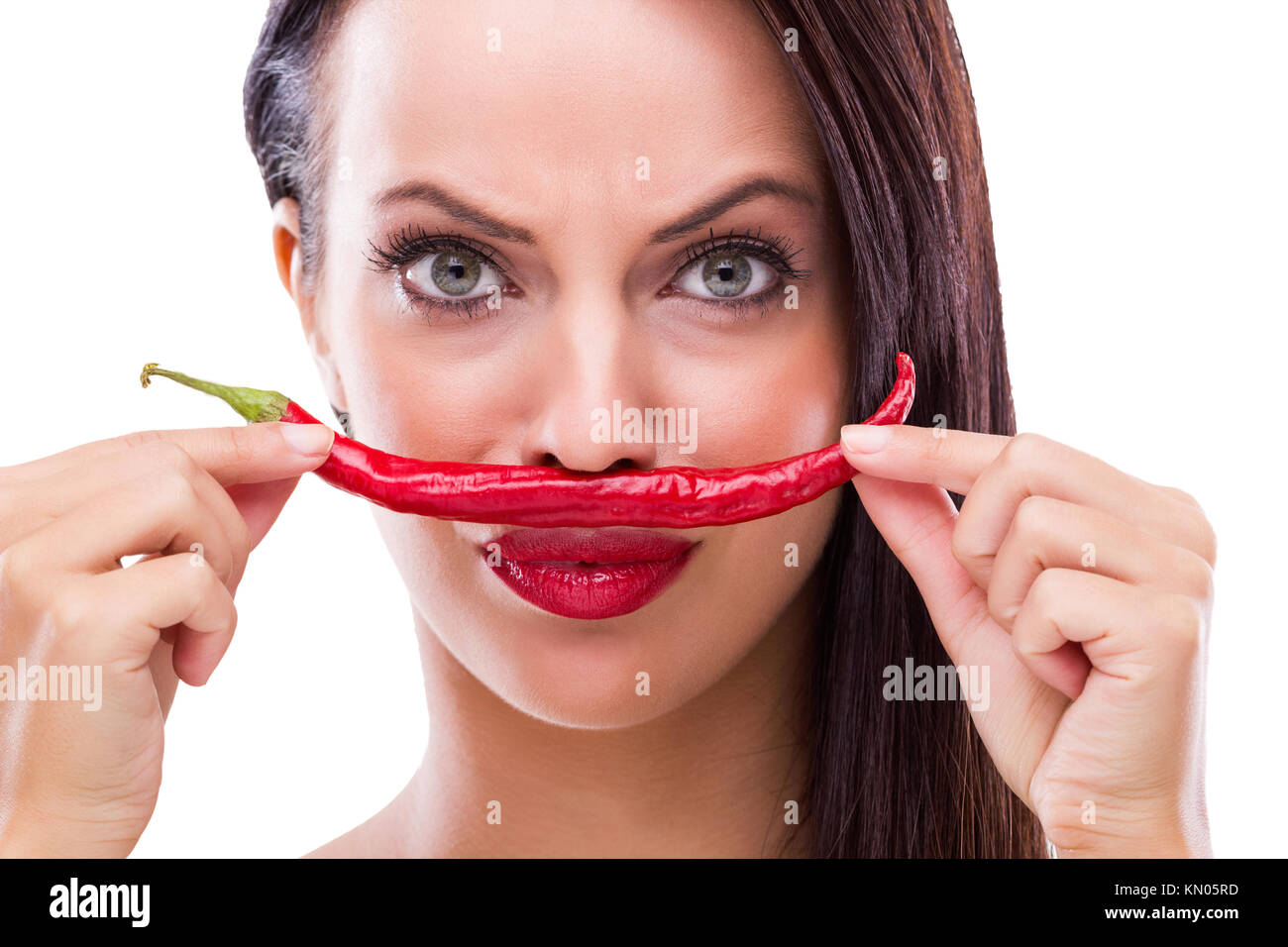 Bella giovane donna odore di pepe rosso Foto Stock