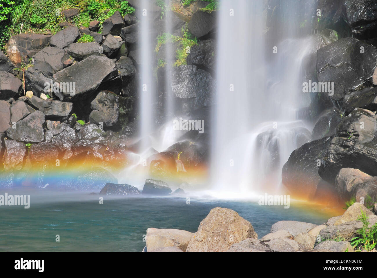 Maestose cascate di accentuata con un bellissimo arcobaleno. Adatto per concetti come la meditazione zen, serenità, l'ambiente, la conservazione di eart Foto Stock