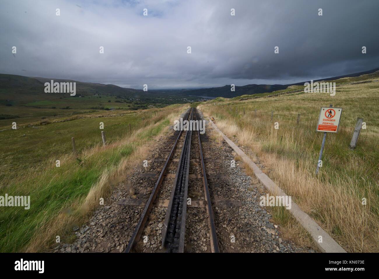 Binario ferroviario lungo Snowdon Mountain nel Parco Nazionale di Snowdonia, Galles. Foto Stock