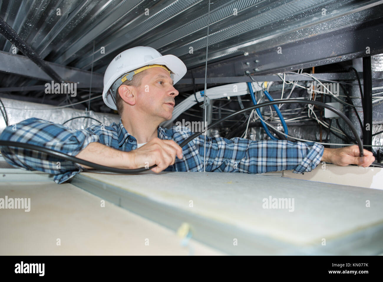 Elettricista cablaggio industriale spazio loft Foto Stock