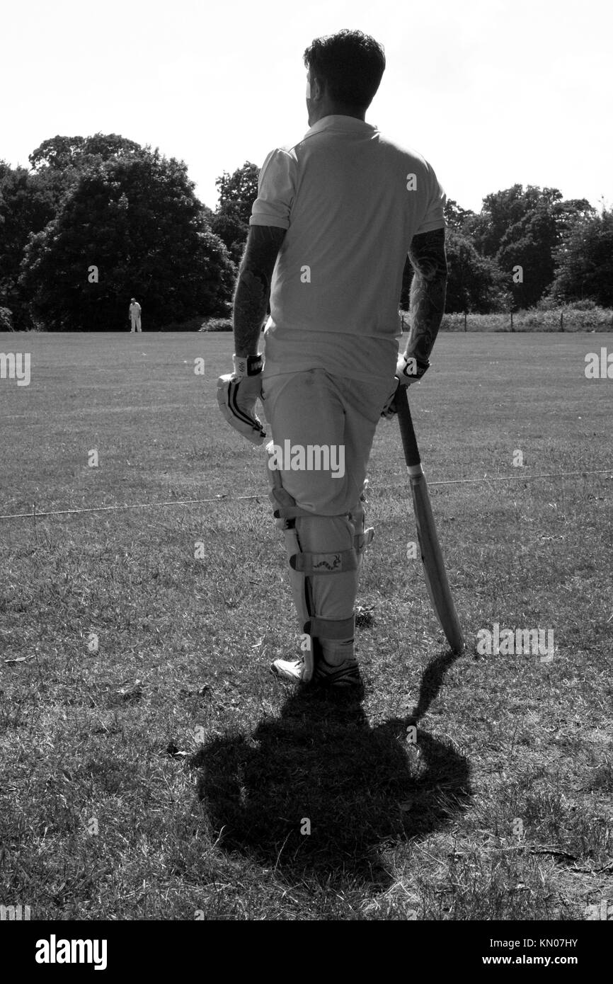 Cricketer in attesa di bat Foto Stock