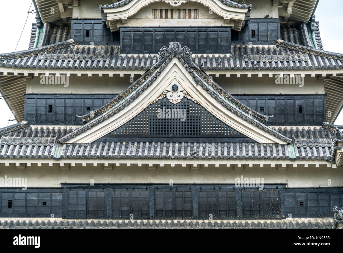 Dettaglio del torrione originale (Tenshu) di Il Castello Matsumoto (Matsumoto-jo). Hirashiro flatland (castello) elencato come il Giappone tesoro nazionale. Prefettura di Nagano Foto Stock